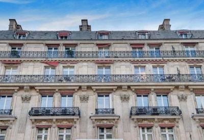 Exterior view of 32 Avenue de l'Opéra