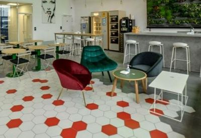 Exterior image of 74 Rue de Paris