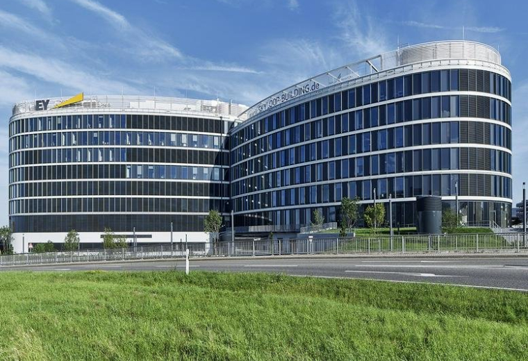 Exterior view of the curved glass facade at Flughafenstraße 59.