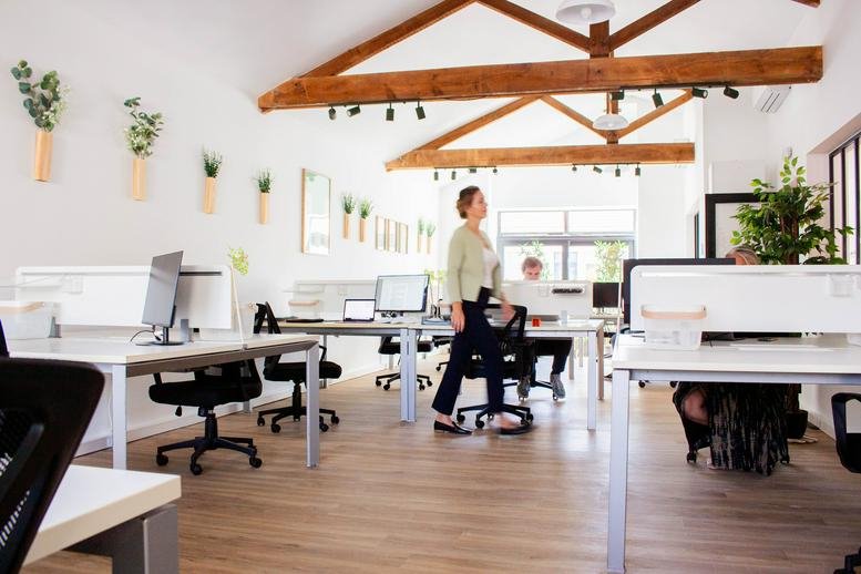 Bright open-plan office with wooden ceiling beams at 194, Avenue Denfert-Rochereau.