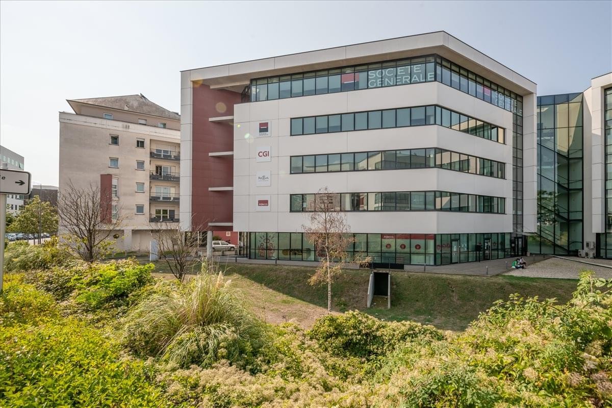 Modern multi-story exterior of the 4 Passage de la Râpe building featuring white facades and green space.