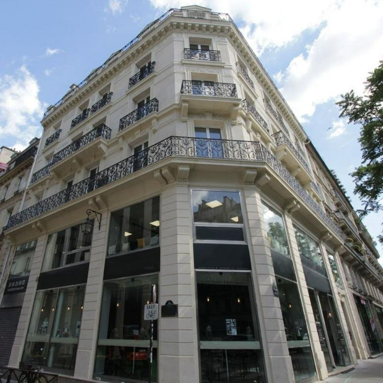 Exterior view of the ornate Haussmann-style building at 104 Boulevard Sébastopol, Paris.