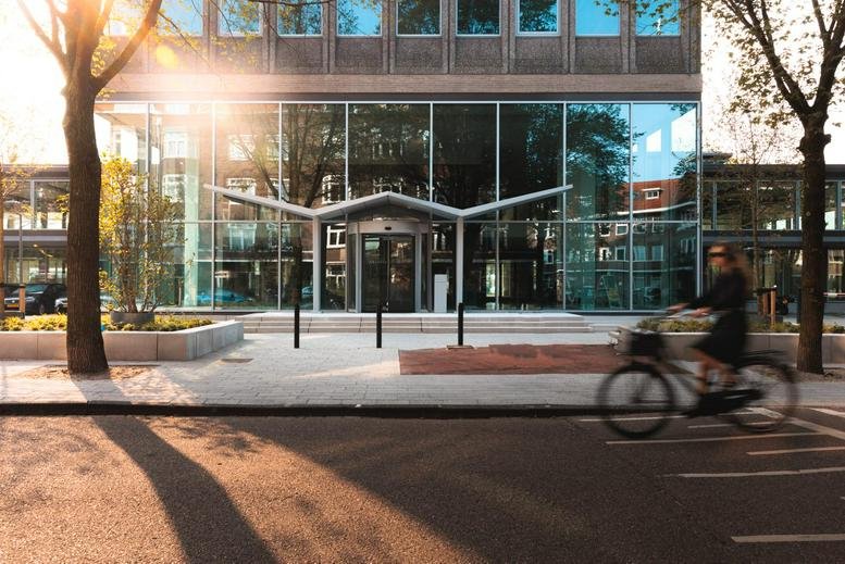 Ground level exterior view of the glass entrance at 9, Rijnsburgstraat, Amsterdam-Zuid.