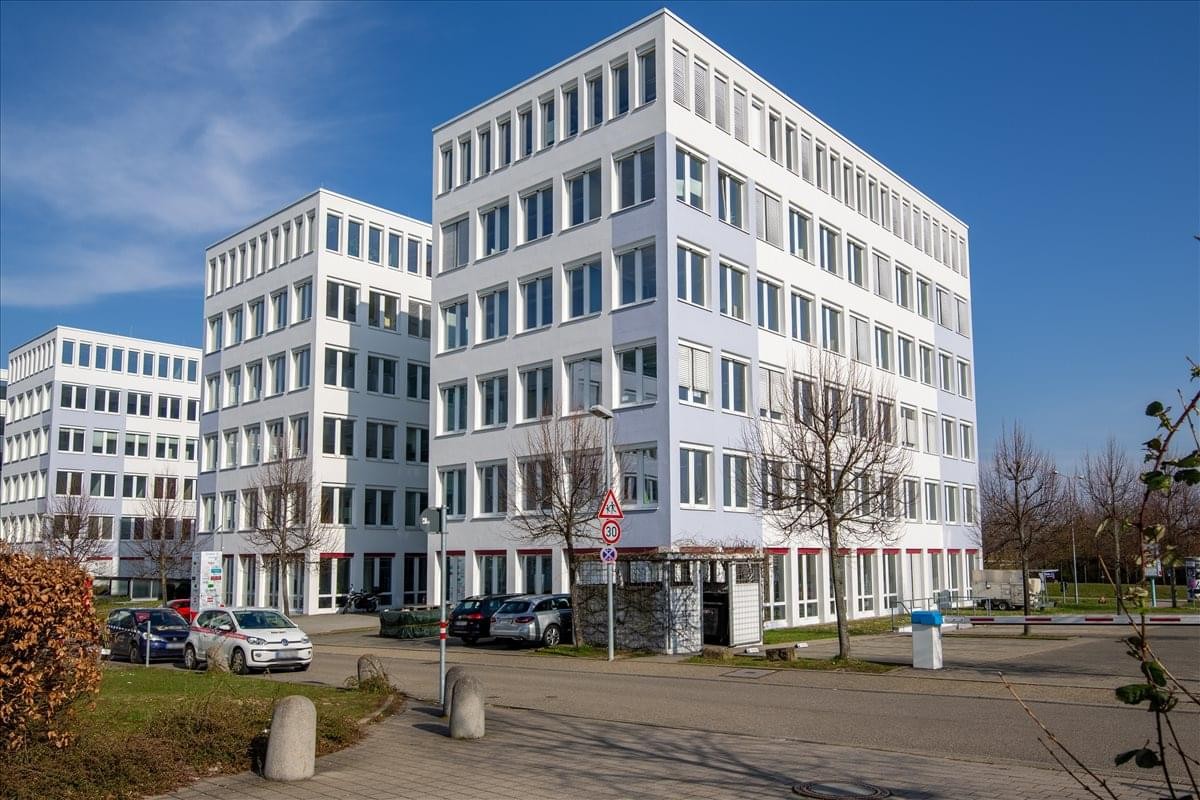Exterior view of the white multi-story office buildings at Curiestraße 2.