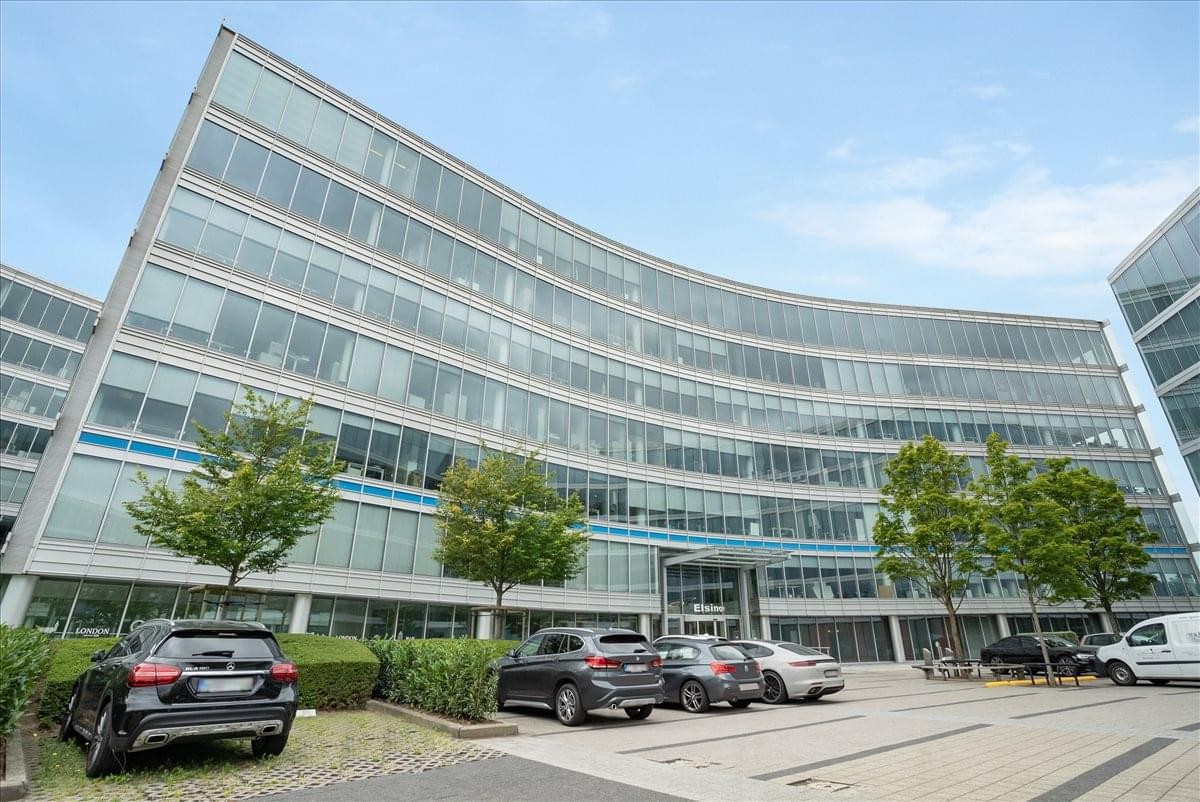 Exterior view of the curved glass-facade building at Leonardo Da Vincilaan 9.