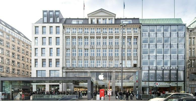 Grand exterior view of the historic Kontorhaus at Neuer Wall 10 / Jungfernstieg.