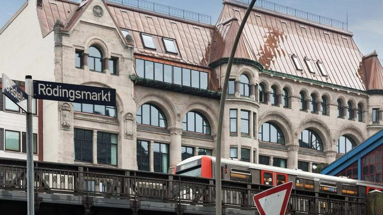 Exterior view of the historic stone building at Rödingsmarkt 9 with large arched windows.