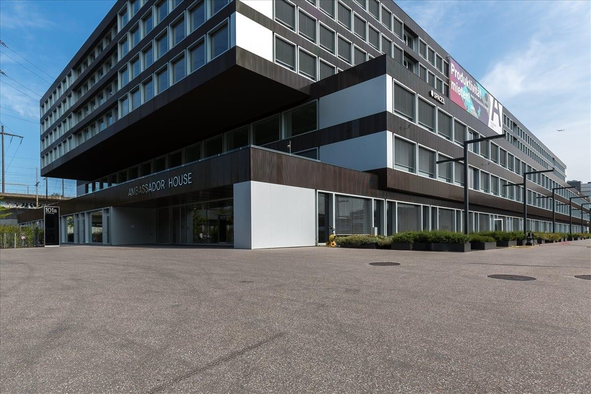 Exterior of the modern black and white building at Thurgauerstrasse 101, Glattpark.