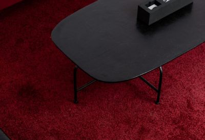 Black coffee table on a vibrant red carpet at 13, Carrer de Fray Francisco Cabezas, Bajo C.