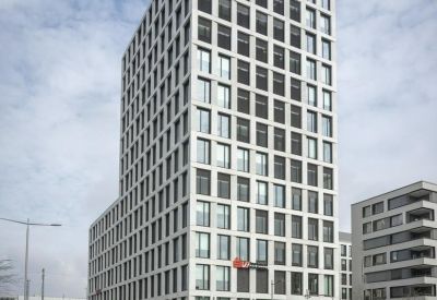 Exterior view of the white grid-facade high-rise at 25, Glücksteinallee.