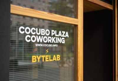 Window signage for Cocubo Plaza Coworking and Bytelab on a wooden frame.