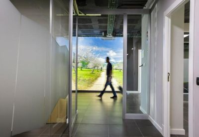 Carrer del Fluvià 1, Bajos