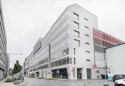 Exterior view of the modern multi-story office building at Lindleystraße 8A.