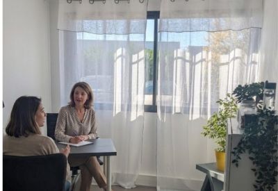 A professional consultation in a sunlit office at 190, Rue Topaze, Le MAGNOLIA.