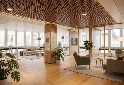 Spacious lounge with a decorative wood lattice ceiling and vibrant greenery.