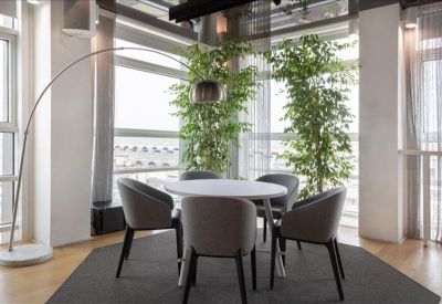 Piazza 4 Novembre, 7 serviced offices