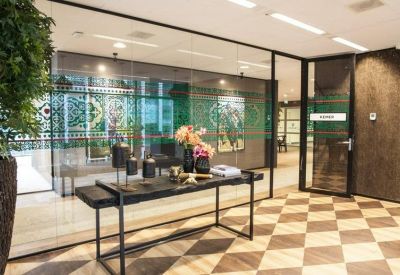 Bright reception area with a decorative console table and glass partitions at Thomas R. Malthusstraat 1-3.