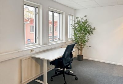 Private office at Sundsgatan 16 / Edsgatan 3, Vänersborg featuring a sit-stand desk and large windows.