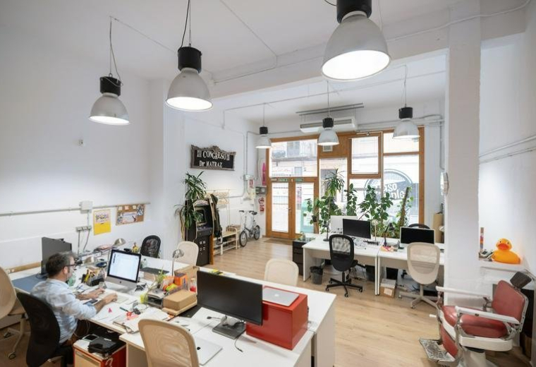 Spacious open-plan workspace at 1, Calle del Cubo, Bajo dcha with bright lighting and modern workstations.