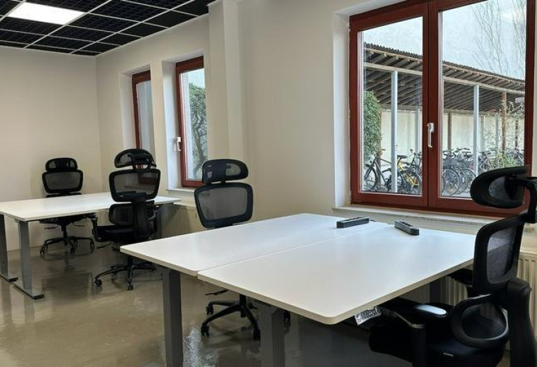 Spacious professional workspace with white desks and ergonomic chairs at 139, Pistoriusstraße.
