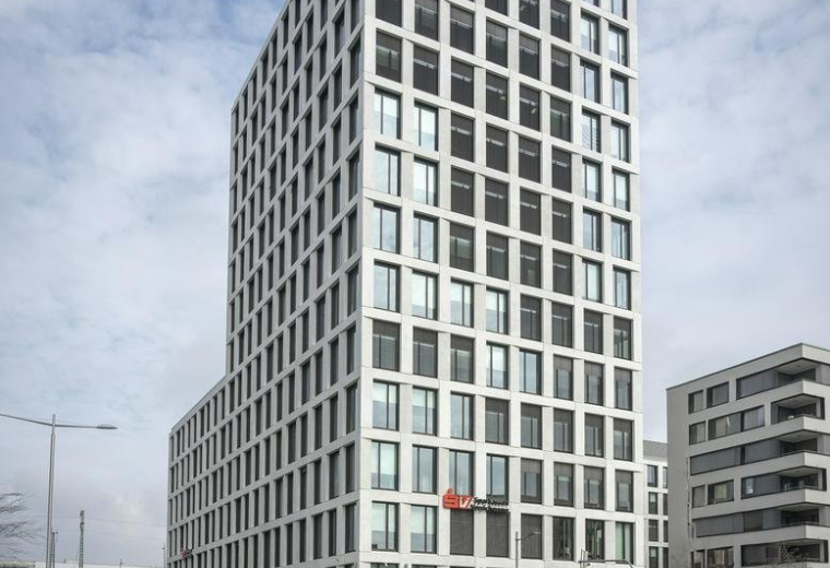 Exterior view of the modern white grid-facade office building at 25, Glücksteinallee.