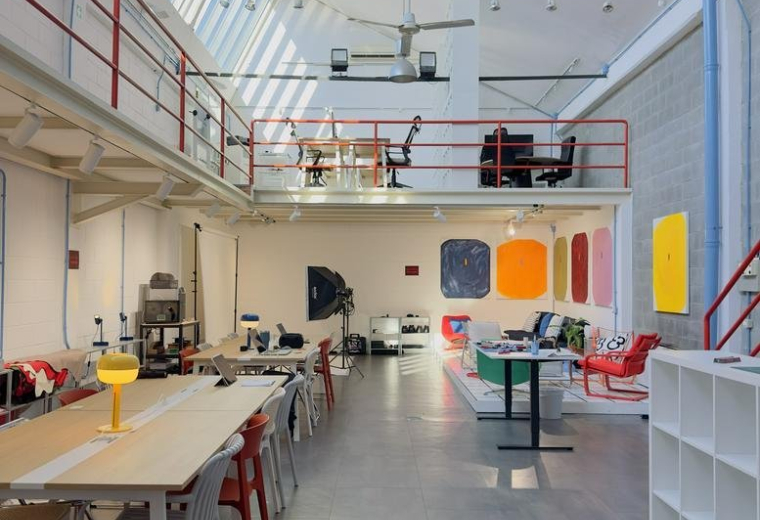 Spacious open-plan industrial workspace at 97, Via Savona,C8 with high ceilings and mezzanine level.