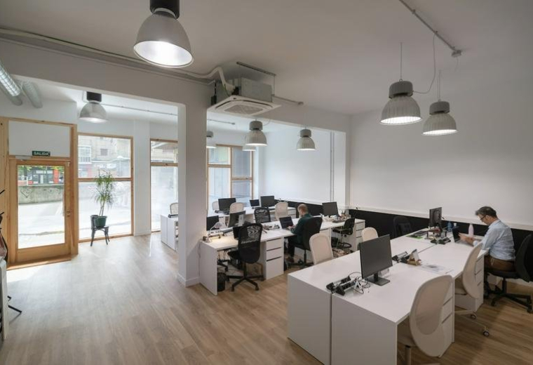Spacious open-plan workspace at Zaldiaran Plaza, 3 bajo izq with desks, chairs and natural light.