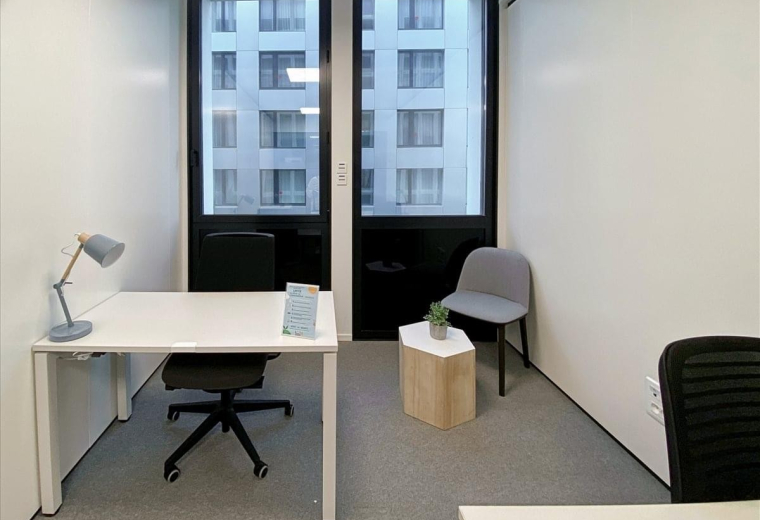 Private office suite at Immeuble Nouvel’R, Bâtiment B featuring a white desk and large windows.