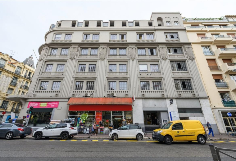 Exterior view of the classic stone facade building at 81 rue de France, 3rd floor, Nice.