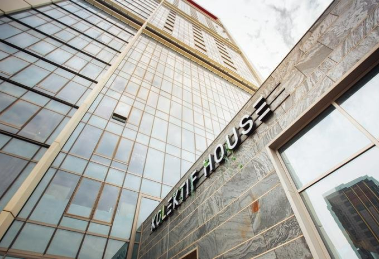 Exterior view of the glass-facade and stone entrance at 42 Maslak.