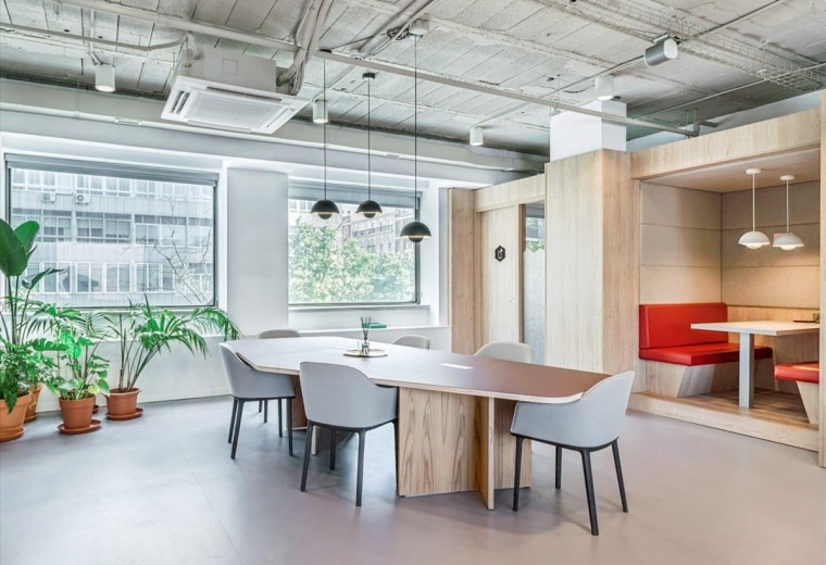 Modern exterior of the curved glass entrance at C/ María de Molina 41.