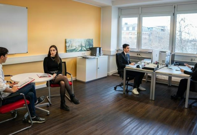 Spacious open-plan workspace at Hanauer Landstr. 204 featuring large windows and collaborative seating areas.