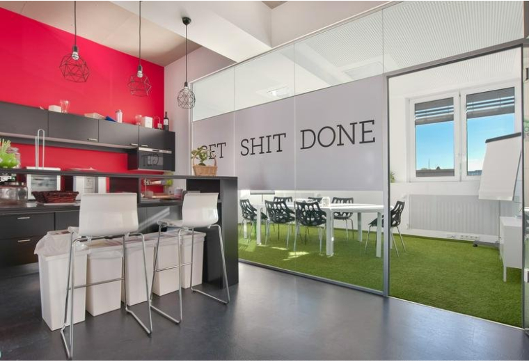 Spacious communal kitchen and breakout area at Hanauer Landstraße 340, 1. OG links with a red feature wall.