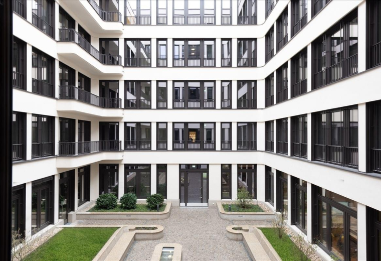 Exterior view of the white multi-story building at Knesebeckstrasse 62/63.