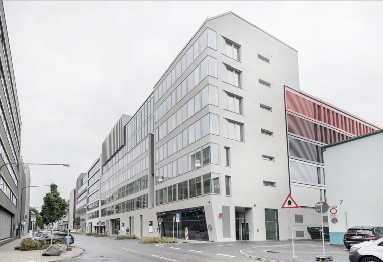 Exterior view of the modern multi-story office building at Lindleystraße 8A.