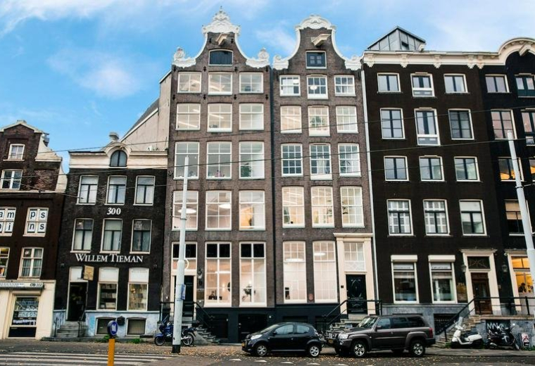 Exterior view of Nieuwezijds Voorburgwal 296, 298