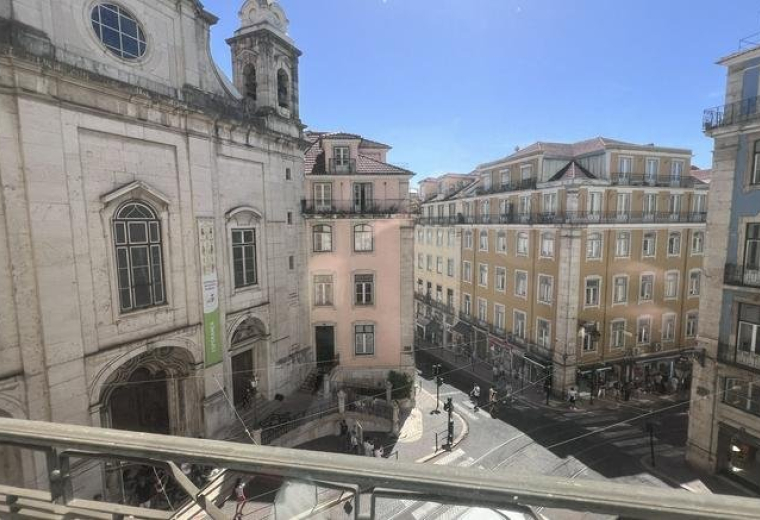 Exterior view from the balcony of 1, Travessa das Pedras Negras, Andar 2, overlooking historic architecture.