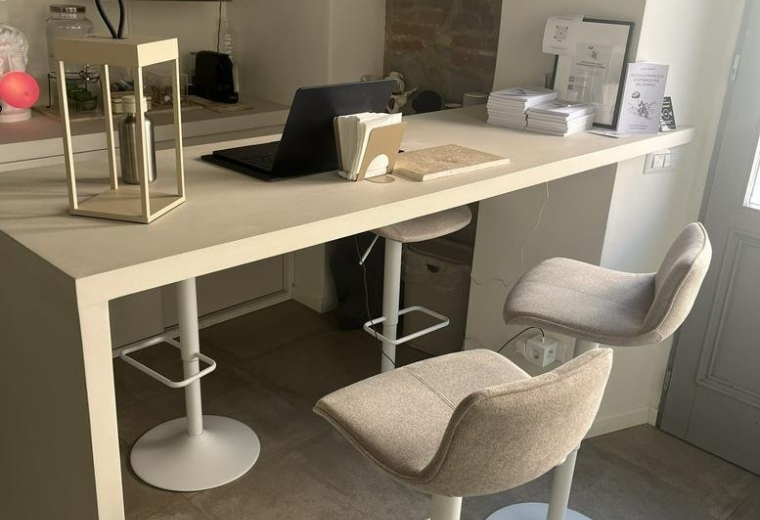 Modern communal kitchen area at 18, Via Felice Cavallotti, featuring a breakfast bar with high-backed stools.