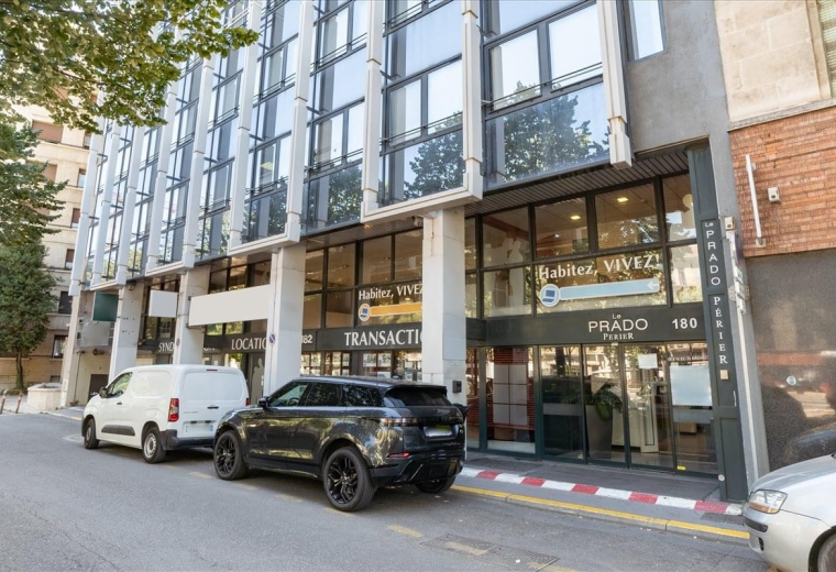 Exterior view of the multi-story professional building at 180 Avenue du Prado.