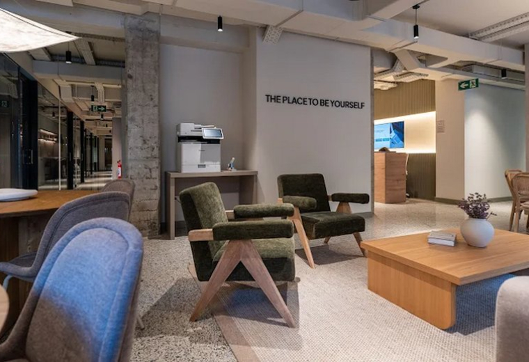 Spacious reception lounge at 2, Calle Atarazanas, with green velvet armchairs and wooden coffee table.