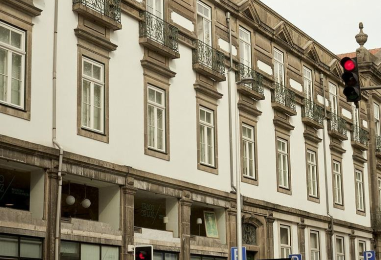 Exterior view of the historic stone facade at 31, Rua da Trindade.