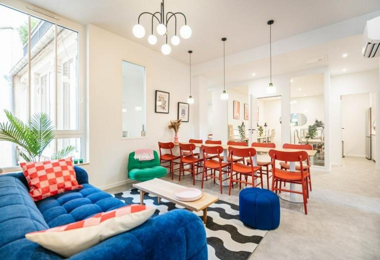 Interior view of the colorful communal lounge at 35, Rue de Talleyrand, 1er étage.