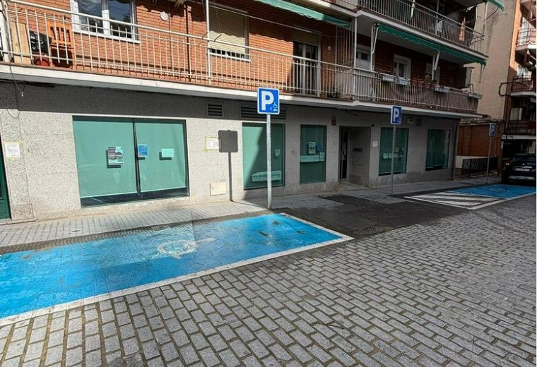 Exterior view of the brick building at 4, Calle de Monseñor Oscar Romero with street-level access.