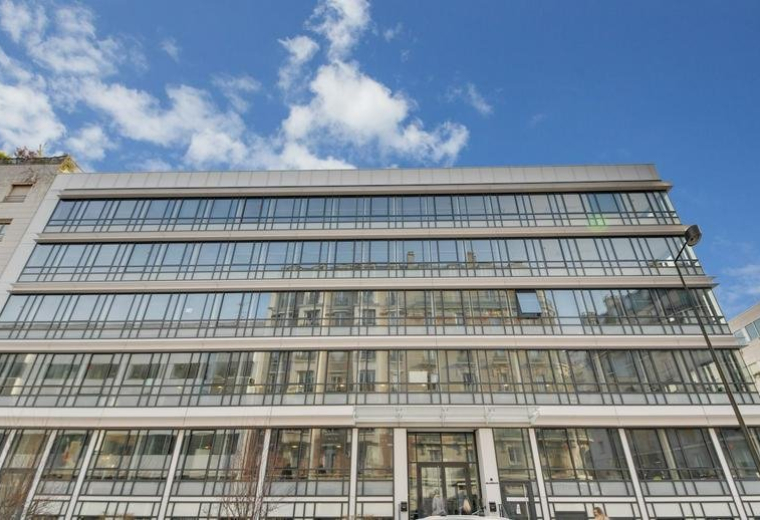 Exterior view of the modern glass-facade building at 44 Avenue Georges pompidou, Levallois-Perret.