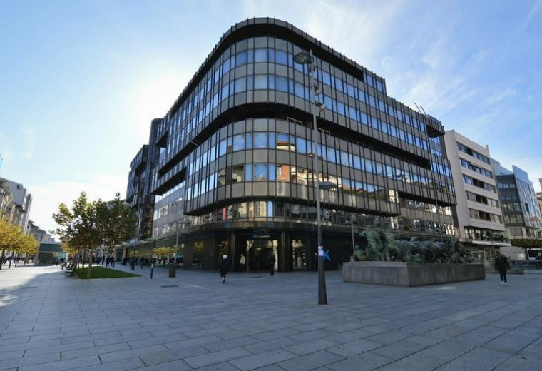 Modern exterior view of the glass and metal office building at 8, Avenida Carlos III, 8A planta 6.
