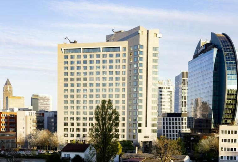 Exterior view of the contemporary office building at 83, Solmsstraße.
