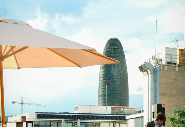 Rooftop terrace at 89, Carrer de Sancho de Ávila with a sun umbrella and views of the Torre Glòries.