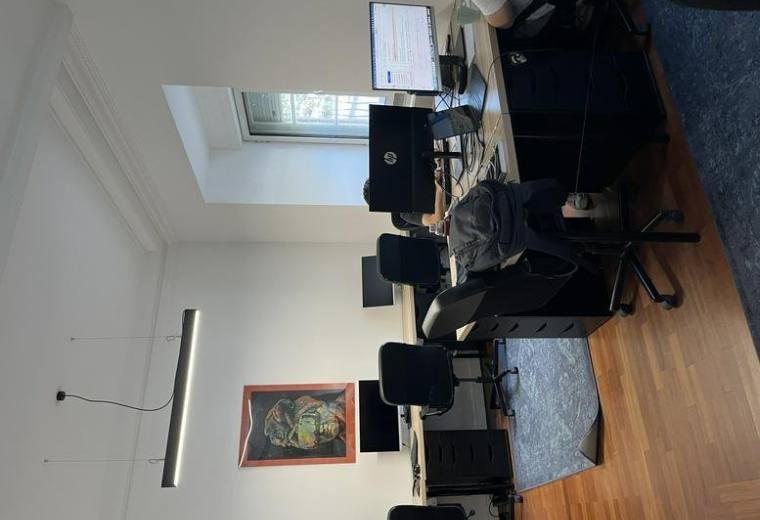 Open-plan office space at Avenida António Augusto de Aguiar,27 r/c with wooden floors and multiple workstations.