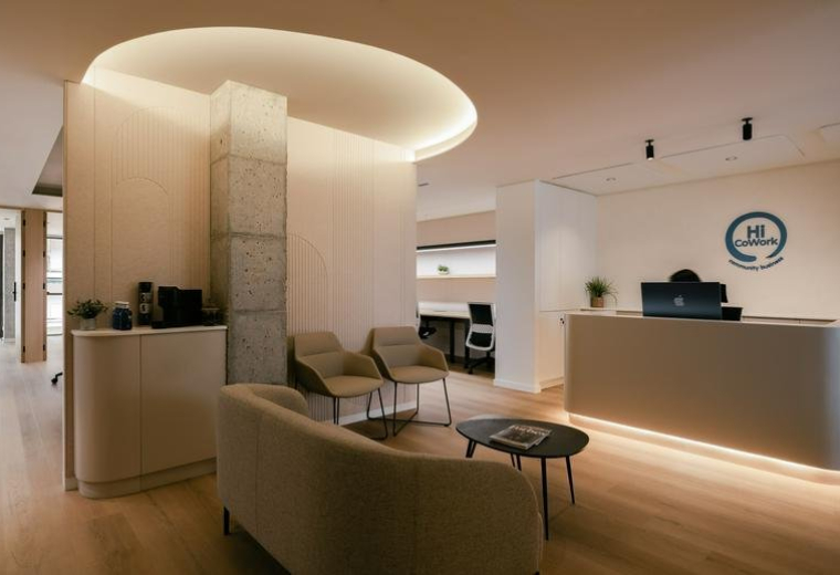 Spacious reception area at Avenida Maisonnave, 19, 3ª Planta with a sleek curved desk and seating.