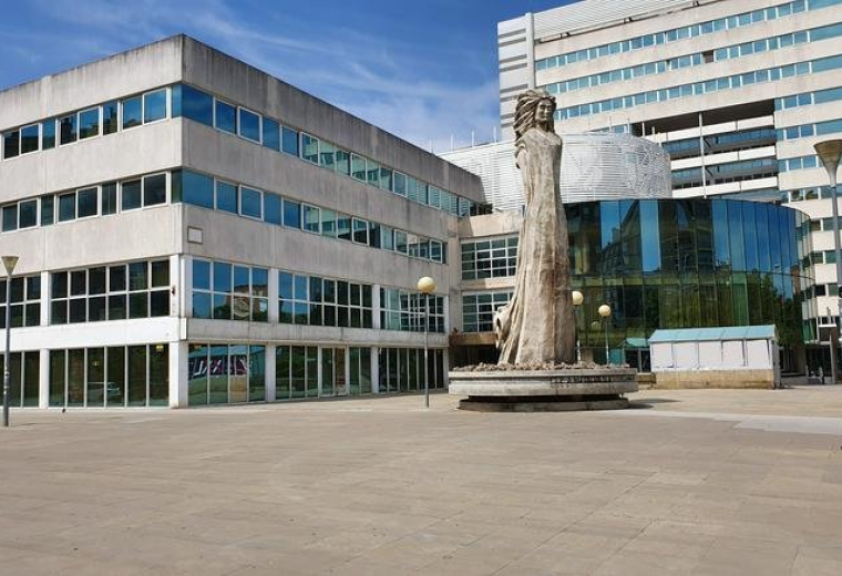 Exterior view of the office building at Calle de Arcadio María Larraona, 1 planta 2ª, with a modern sculpture.